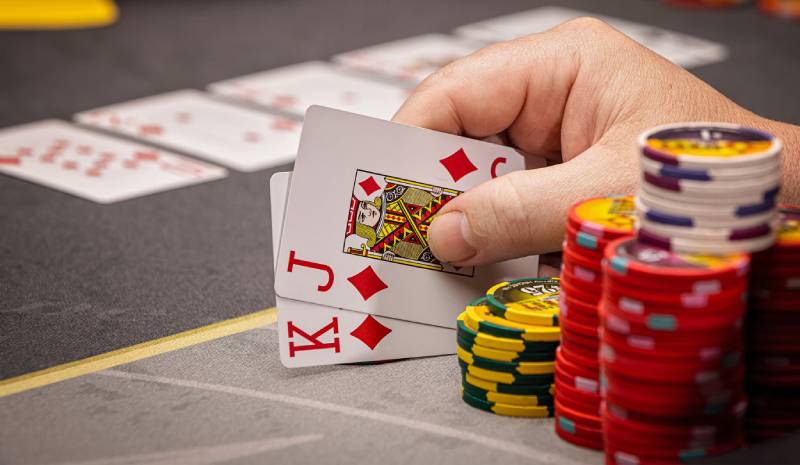 Cách Lên Bài Poker Đẹp - Bí Kíp Tăng Cơ Hội Thắng Lớn 4 Áp dụng chiến thuật c-bet và semi-bluff