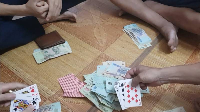 8 Sai Lầm Cần Tránh Khi Chơi Bài Để Không Thua Nhiều 4 Đặt cược quá nhiều vào ván đầu